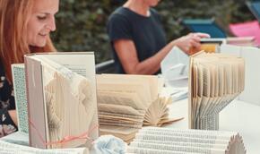 Zahraniční knihovny očima knihovnic a dekorace ze starých knih